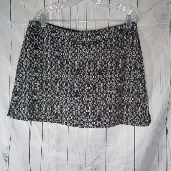 Tranquulity Black and White Patterned Athletic Skirt - Picture 1 of 8